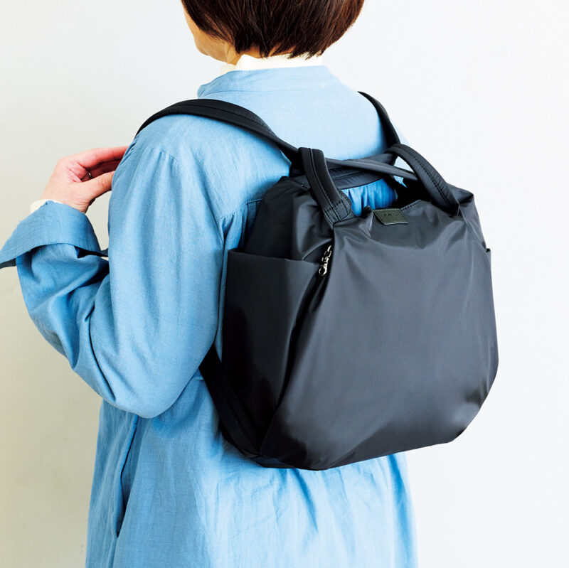 ストラップを引くと背負える形に。出先で荷物が重くなった時などに便利なトラベルショルダーリュック mini。