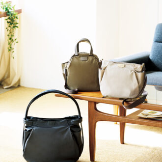 （右）トラベルショルダー mini ［幅33×高さ22×マチ10.5cm］¥15,400、（中）トラベル2wayミニボストン［幅30×高さ24×マチ11cm］¥16,500 、（左）トラベルショルダーリュック mini ［幅40×高さ33×マチ13cm］¥17,600　 ※幅は最大値