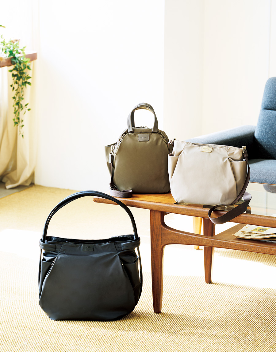 （右）トラベルショルダー mini ［幅33×高さ22×マチ10.5cm］¥15,400、（中）トラベル2wayミニボストン［幅30×高さ24×マチ11cm］¥16,500 、（左）トラベルショルダーリュック mini ［幅40×高さ33×マチ13cm］¥17,600　 ※幅は最大値