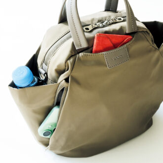 充実したポケットは「ナイロントラベルシリーズ」の特長。 ファスナー付き、パスケース用、ペットボトル・折りたたみ傘用など便利に使い分けて。　