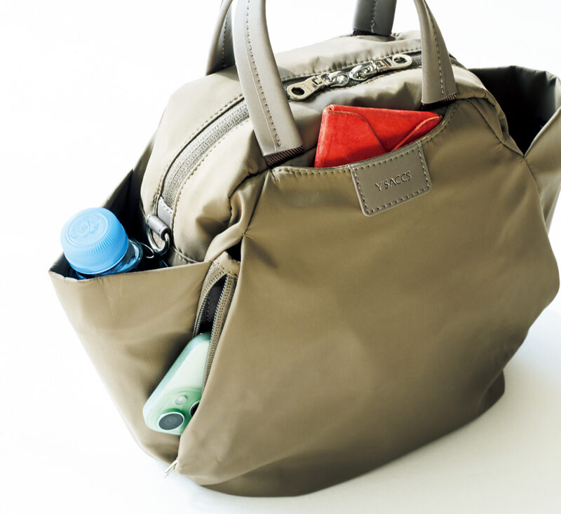 充実したポケットは「ナイロントラベルシリーズ」の特長。 ファスナー付き、パスケース用、ペットボトル・折りたたみ傘用など便利に使い分けて。　