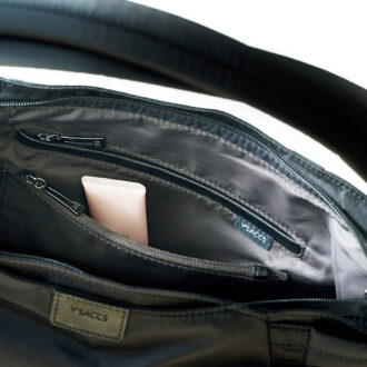 3つの内ポケットで、小物もしっかり収納。