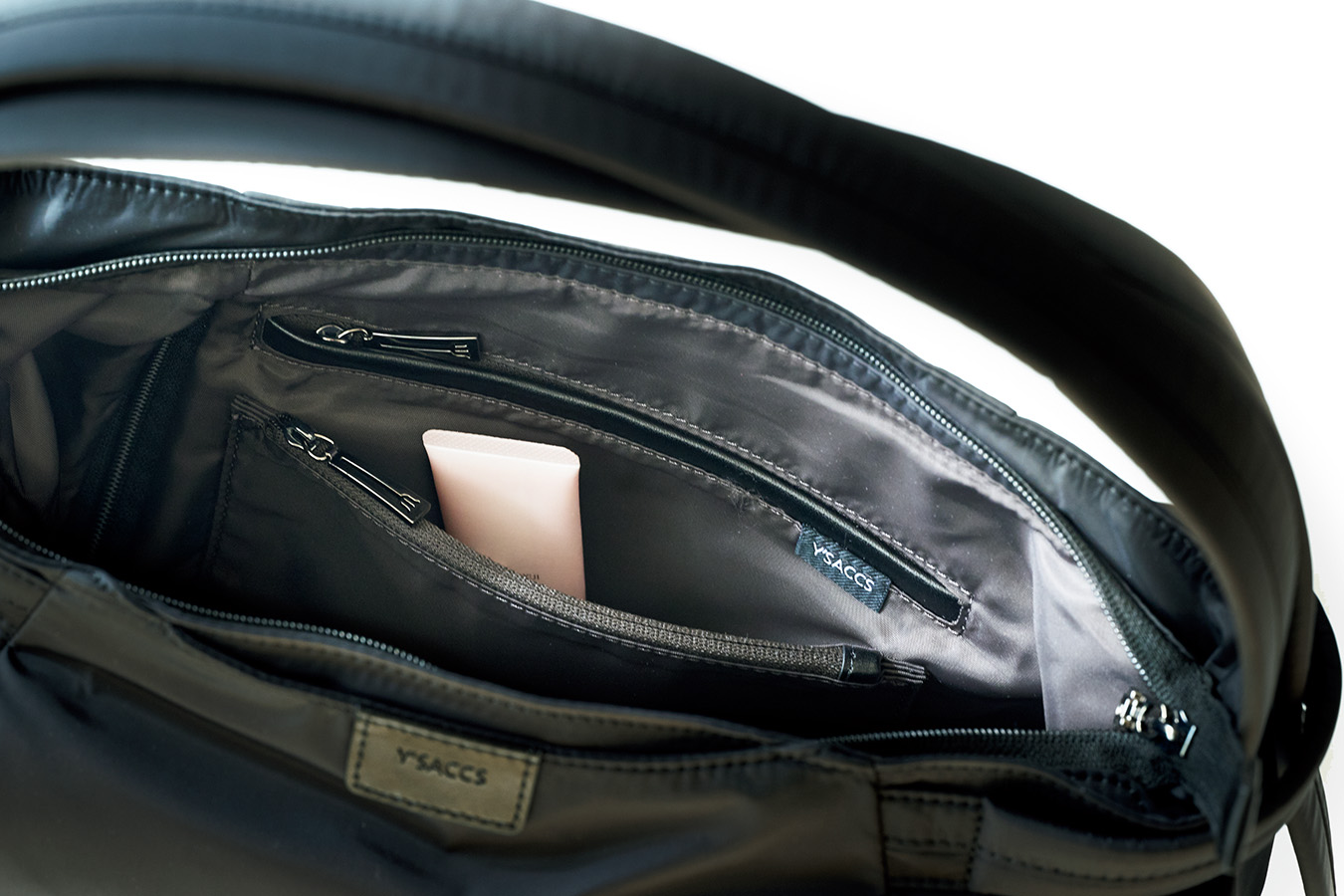 3つの内ポケットで、小物もしっかり収納。