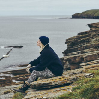 スコットランド・オークニー諸島が舞台の映画『おくびょう鳥が歌うほうへ』© 2024 The Outrun Film Ltd., WeydemannBros. Film GmbH, British Broadcasting Corporation and StudioCanal Film GmbH. All Rights Reserved.