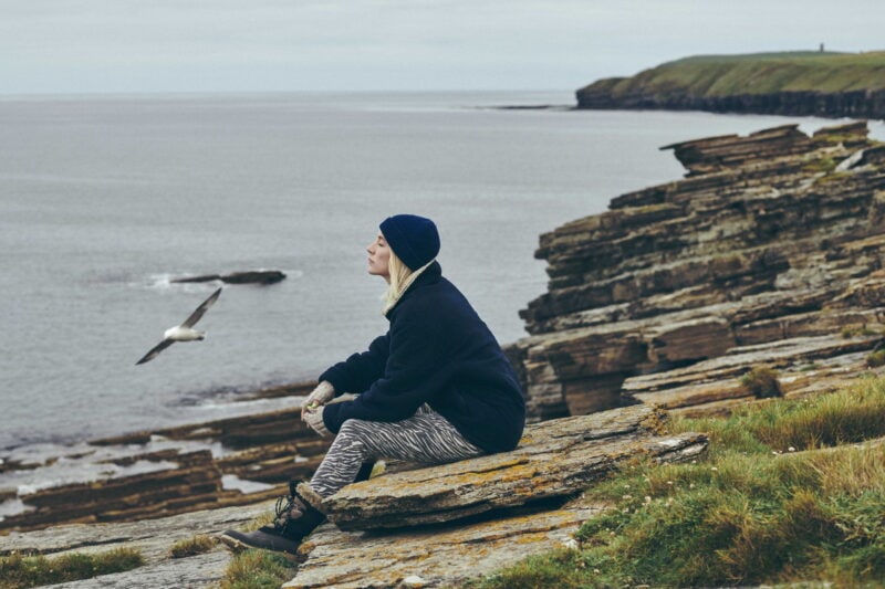 スコットランド・オークニー諸島が舞台の映画『おくびょう鳥が歌うほうへ』© 2024 The Outrun Film Ltd., WeydemannBros. Film GmbH, British Broadcasting Corporation and StudioCanal Film GmbH. All Rights Reserved.