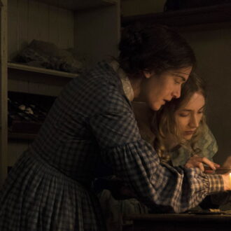 実在のメアリー・アニングの物語を大きく脚色した作品。『アンモナイトの目覚め』© 2020 The British Film Institute, British Broadcasting Corporation and Fossil Films Limited