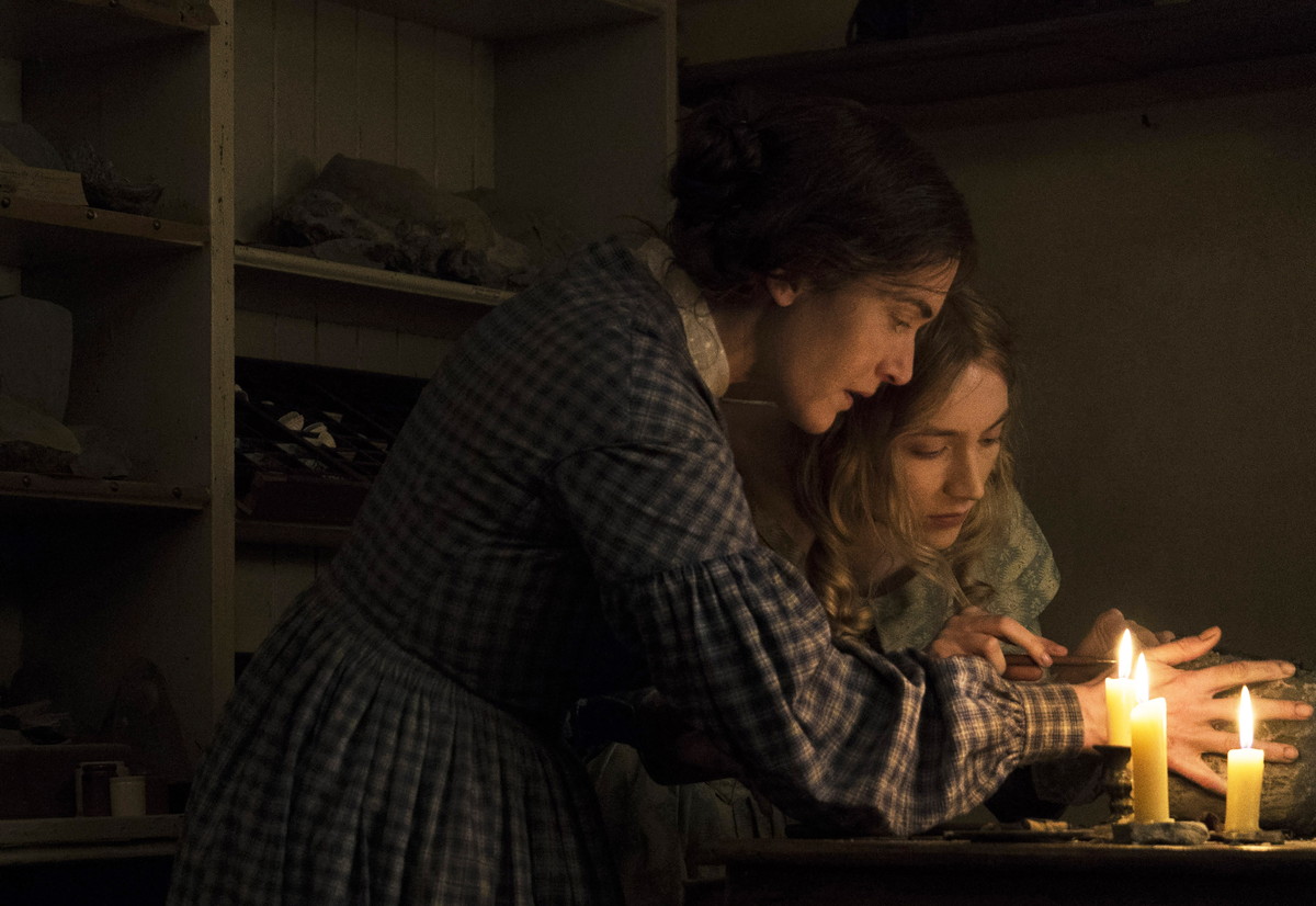 実在のメアリー・アニングの物語を大きく脚色した作品。『アンモナイトの目覚め』© 2020 The British Film Institute, British Broadcasting Corporation and Fossil Films Limited