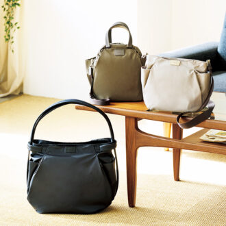 大人の旅に、日常に。機能美を極めたバッグを
「Y'SACCS（イザック）」で
