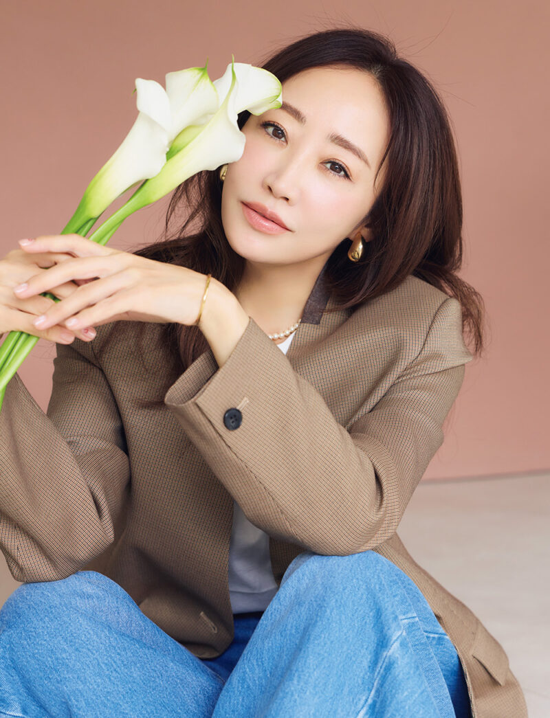 ジャケット¥61 ,600 ／エストネーション、タンクトップ¥8 ,580／スローン（ザ ショップ スローン 新静岡セノバ店）、パンツ¥19,800 ／アルページュストーリー、ネックレス¥13 ,200、イヤリング¥8 ,800／ともにアビステ、バングル¥58 ,300 ／モニス（フォーティーン ショールーム）　