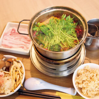 お気に入りは薬膳スープ鍋（単品￥1,490、岩中豚・玄米セット￥1,980）。選べるスープから、今日は「薬膳辣湯」をセレクト。