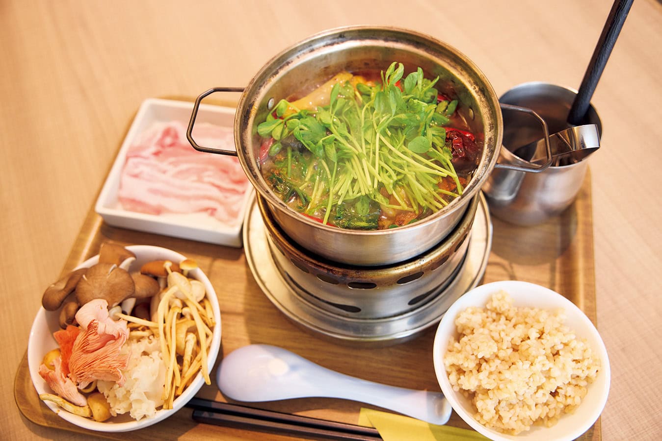 お気に入りは薬膳スープ鍋（単品￥1,490、岩中豚・玄米セット￥1,980）。選べるスープから、今日は「薬膳辣湯」をセレクト。
