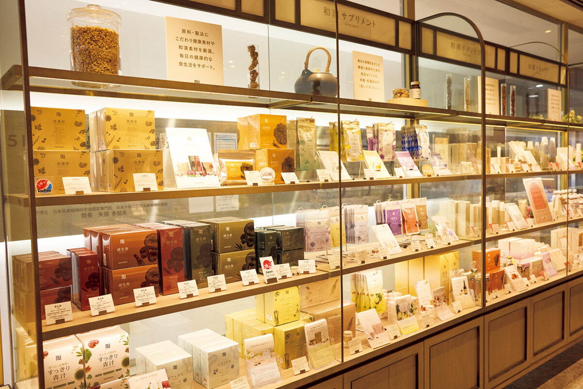ショップには健康茶のほか、スキンケア製品や入浴剤など幅広いアイテムが揃います。