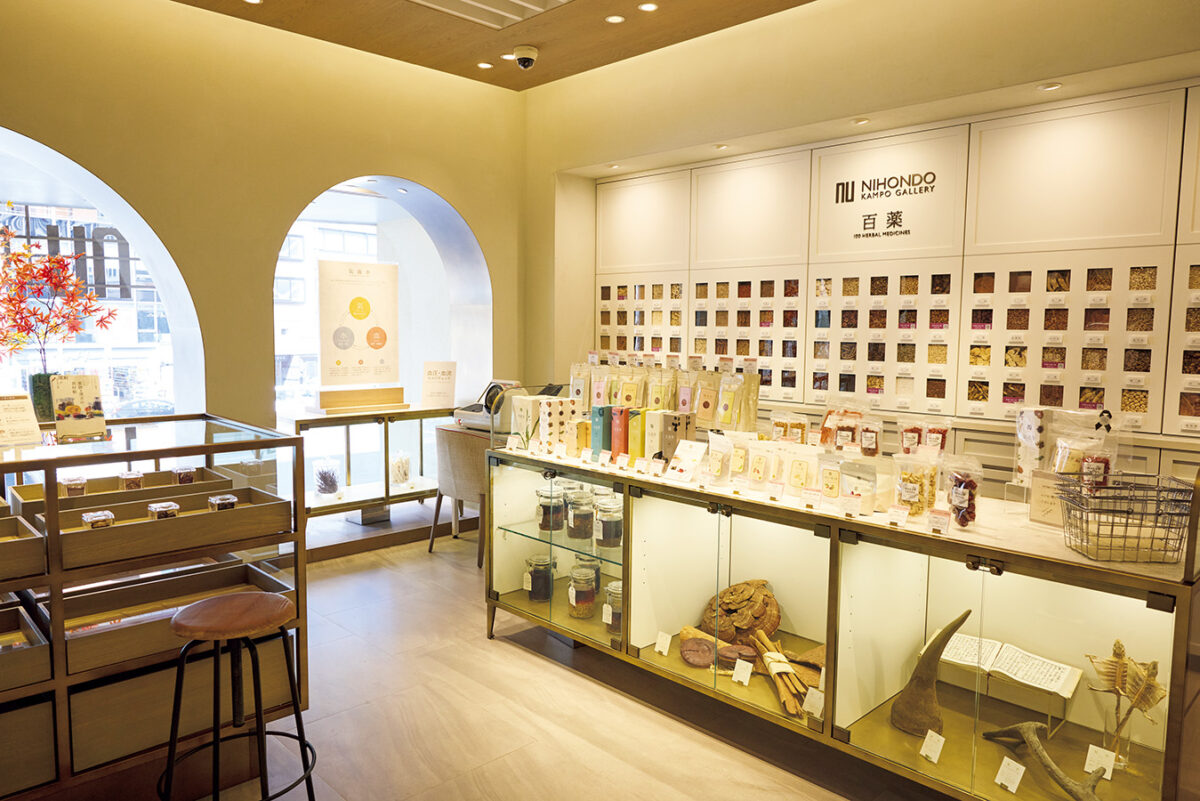 2階のギャラリーには壁一面に百薬を展示。