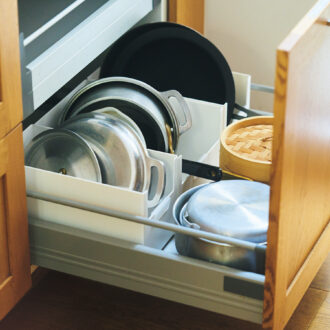 XLを1個とLサイズを2個連結させるとキッチン下収納の幅にシンデレラフィット。