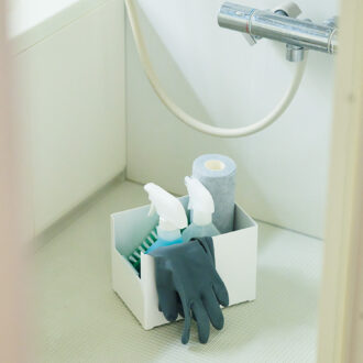 Mサイズに、バスルームやトイレの掃除グッズを収納。