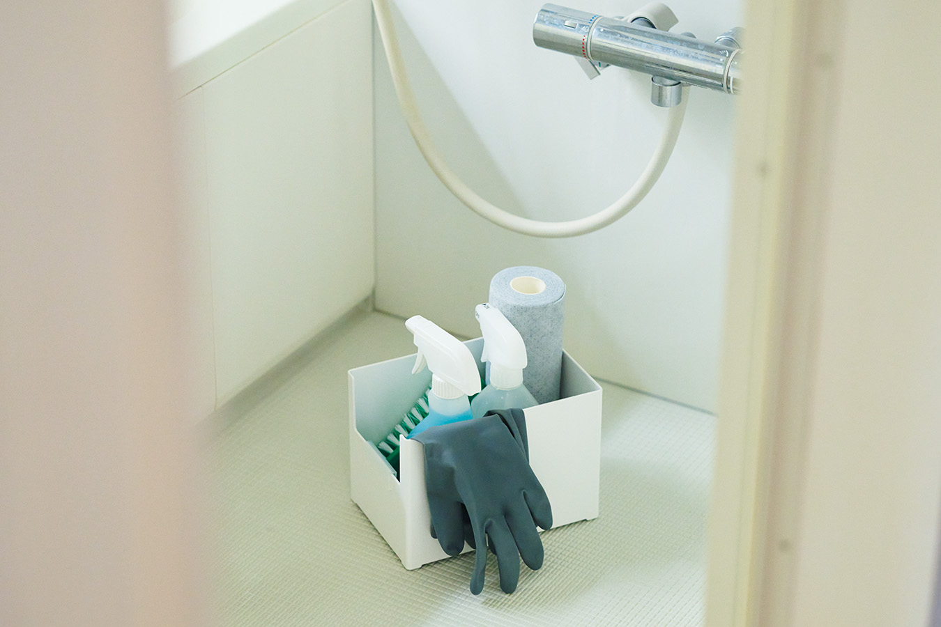 Mサイズに、バスルームやトイレの掃除グッズを収納。