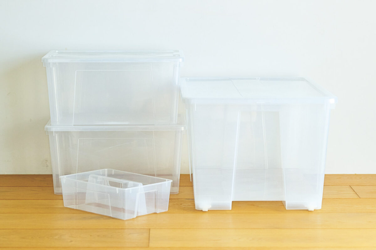 左から： サムラ ふた付きボックス 45L 透明 各￥1,199 約W57xD39xH28 cm サムラ インサート 11/22Lボックス用 透明￥399 約W37xD25xH12cm サムラ ふた付きボックス130L 透明 ￥3,299 約W79xD57xH43 cm