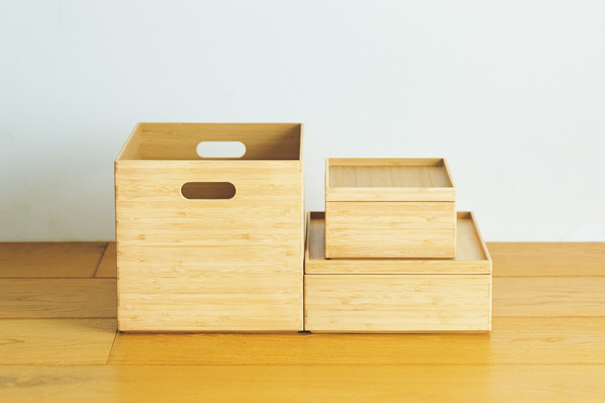 無印良品 左から: 重なる⽵材⻑⽅形ボックス 大¥2,690 約W37×D26×H24.5cm ハーフ小¥1,690 約W26×D18.5×H8.5cm フタハーフ¥990 約W26×D18.5×H2.5cm 小¥1,990 約W37×D26×H8.5cm フタ¥1,290 約W37×D26×H2.5cm