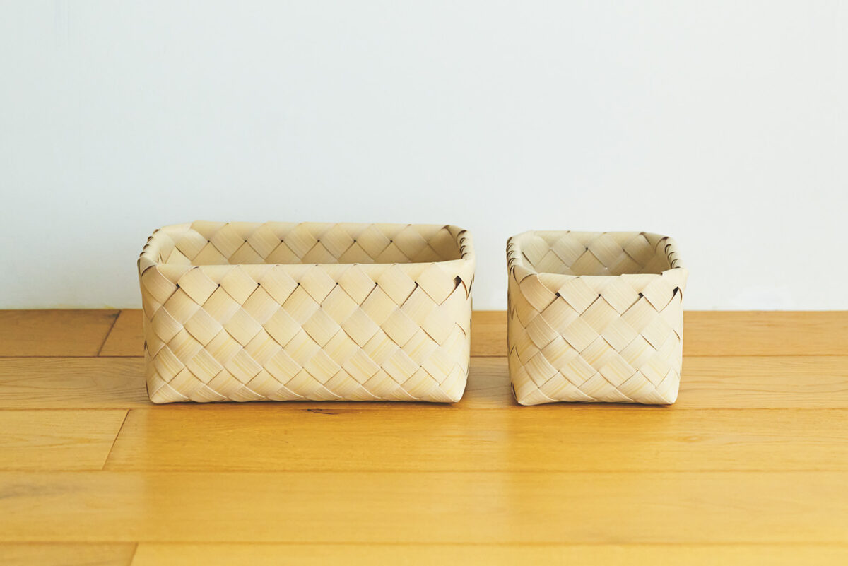 左から: 洗えるバスケット ワイド中深 ¥2,970 約W36×D25.7×H16cm スリム中深 ¥1,650 約W18×D25.7×H16cm