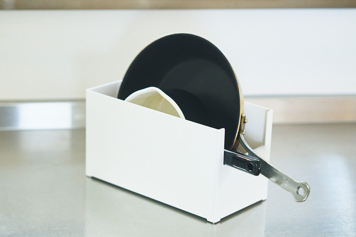 前方がコの字型に開いているので、フライパンの柄も引っかかることなく、片手で取り出せます。