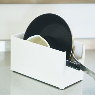 前方がコの字型に開いているので、フライパンの柄も引っかかることなく、片手で取り出せます。