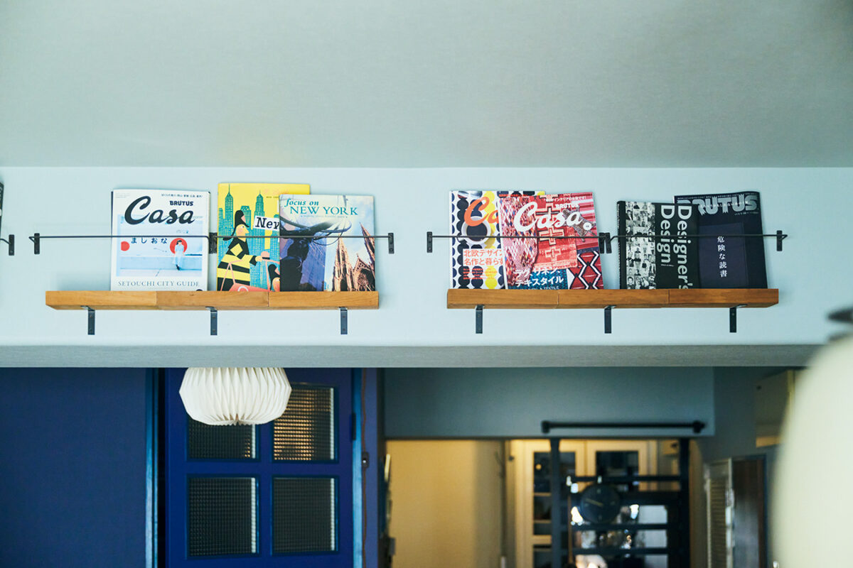天井の梁には雑誌を飾るマガジンラックをDIY