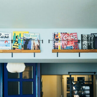 天井の梁には雑誌を飾るマガジンラックをDIY