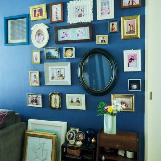 ヨーロッパの家をイメージし家族写真をコラージュ