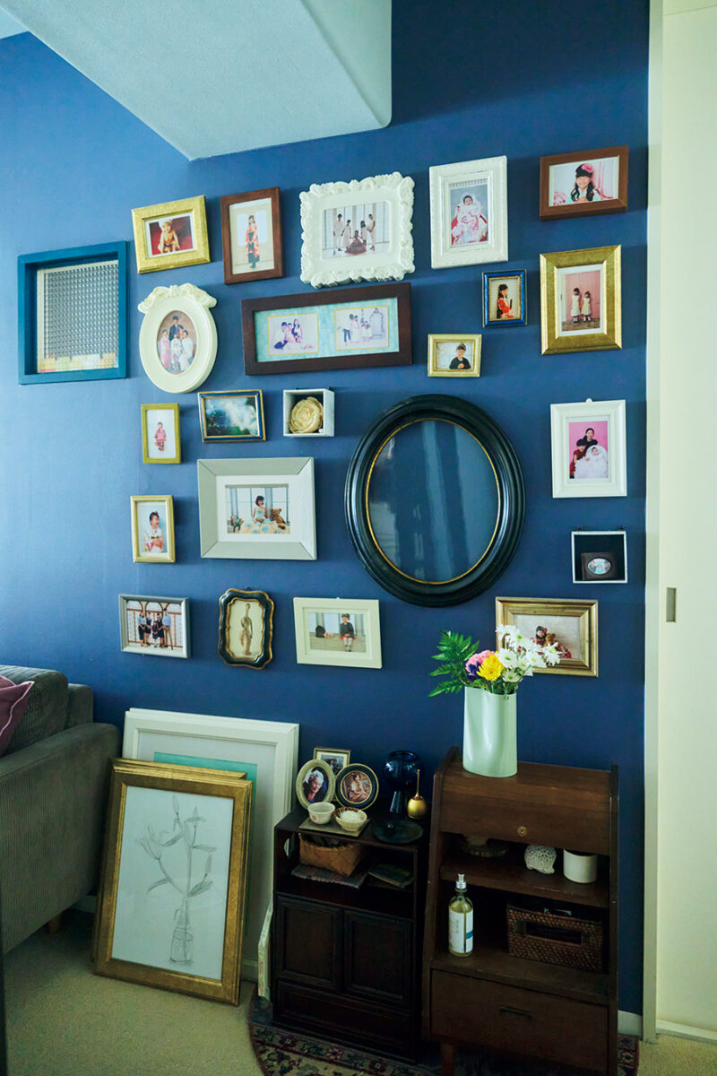 ヨーロッパの家をイメージし家族写真をコラージュ