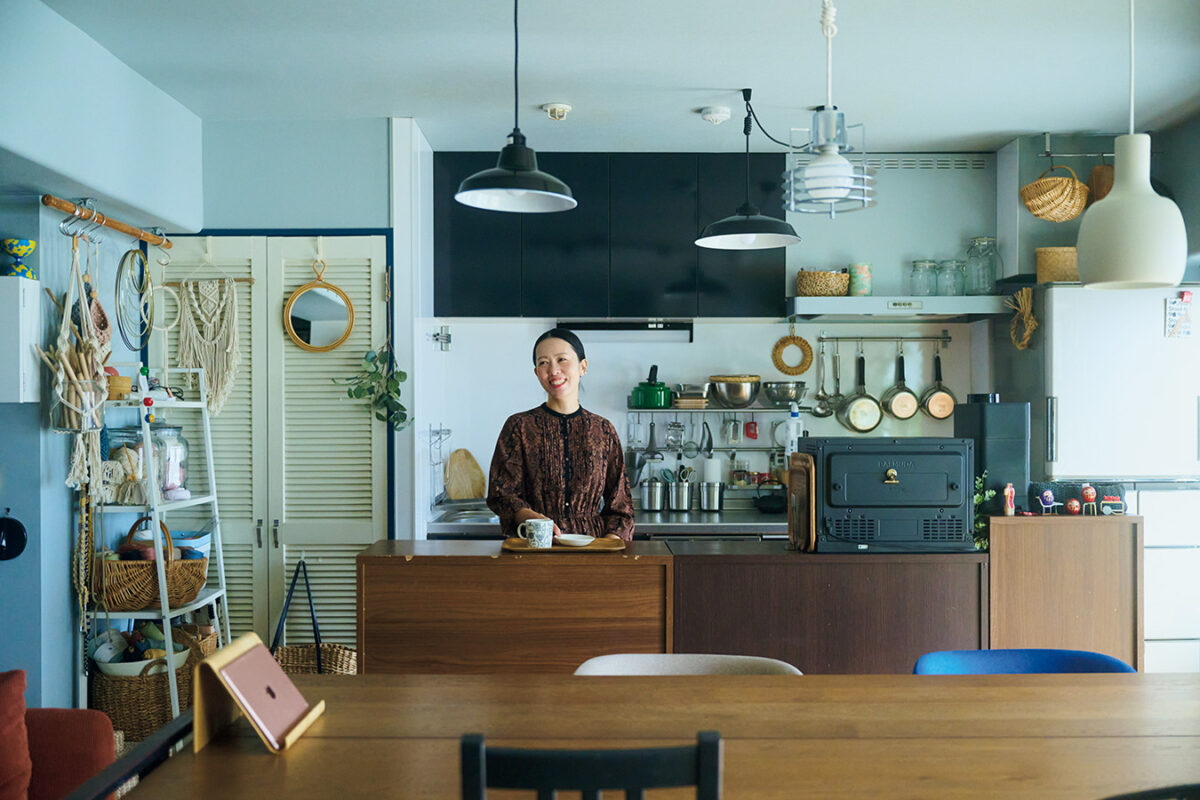 チェストをカウンター代わりに並べ、広々とした LDKに