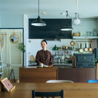 チェストをカウンター代わりに並べ、広々とした LDKに