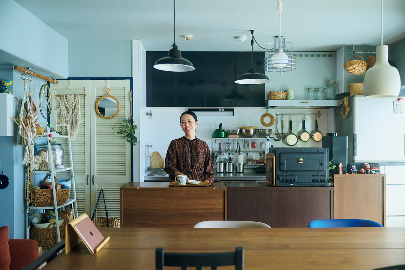 チェストをカウンター代わりに並べ、広々とした LDKに