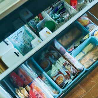 シンク下の引き出しは100 円均一ショップなどのグッズを活用して仕切り、上から見やすく、取り出しやすい収納に。