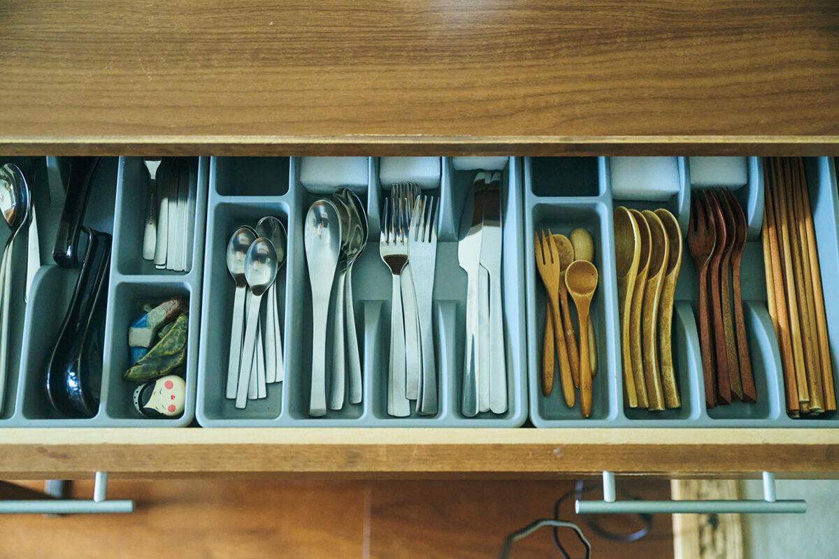 上段にはカトラリーを収納。