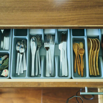 上段にはカトラリーを収納。