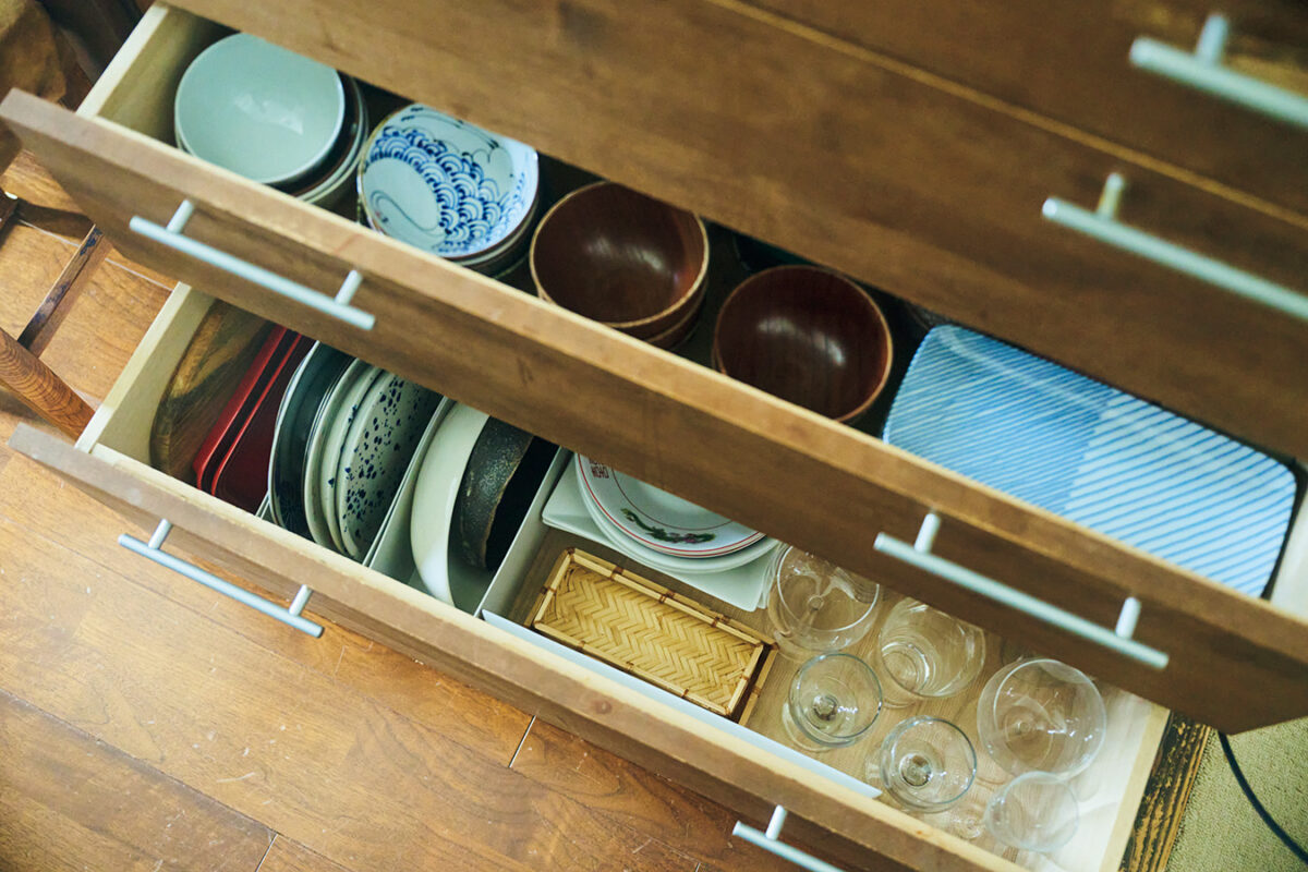 中段は和食器、下段は、高さのあるグラスや大皿、丼を収納。