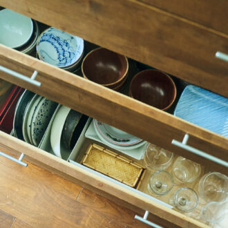 中段は和食器、下段は、高さのあるグラスや大皿、丼を収納。