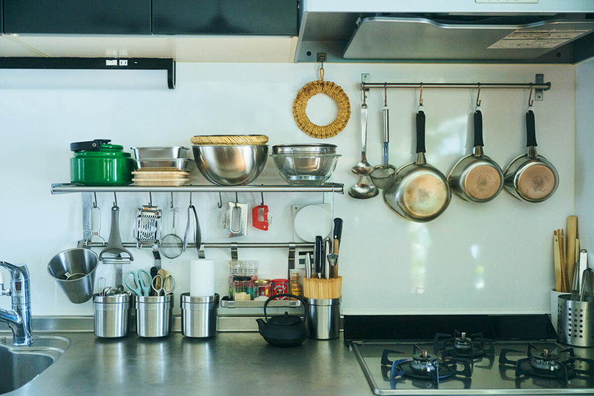 キッチンパネルに取り付けたイケアの棚やバーには、柳宗理などよく使うツールを見せつつ収納。