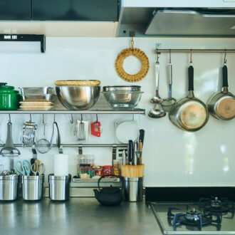 キッチンパネルに取り付けたイケアの棚やバーには、柳宗理などよく使うツールを見せつつ収納。