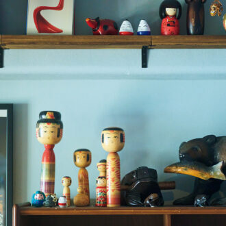 岡本さんのコレクションこけしをディスプレイ