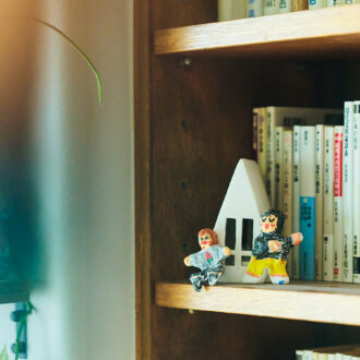 娘たちの作品を組み合わせ本棚の余白にポイントを