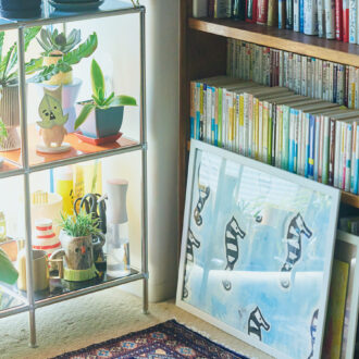 本棚の見せたくない一角は次女の版画作品でカバー