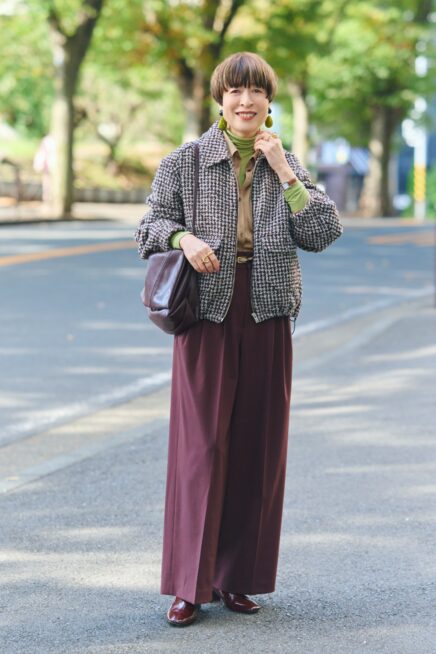 【スナップ】50代こそマスターすべし、洒落見えを叶える配色ヒントとは？ 「ユニクロ」のヒートテックで抜け感を