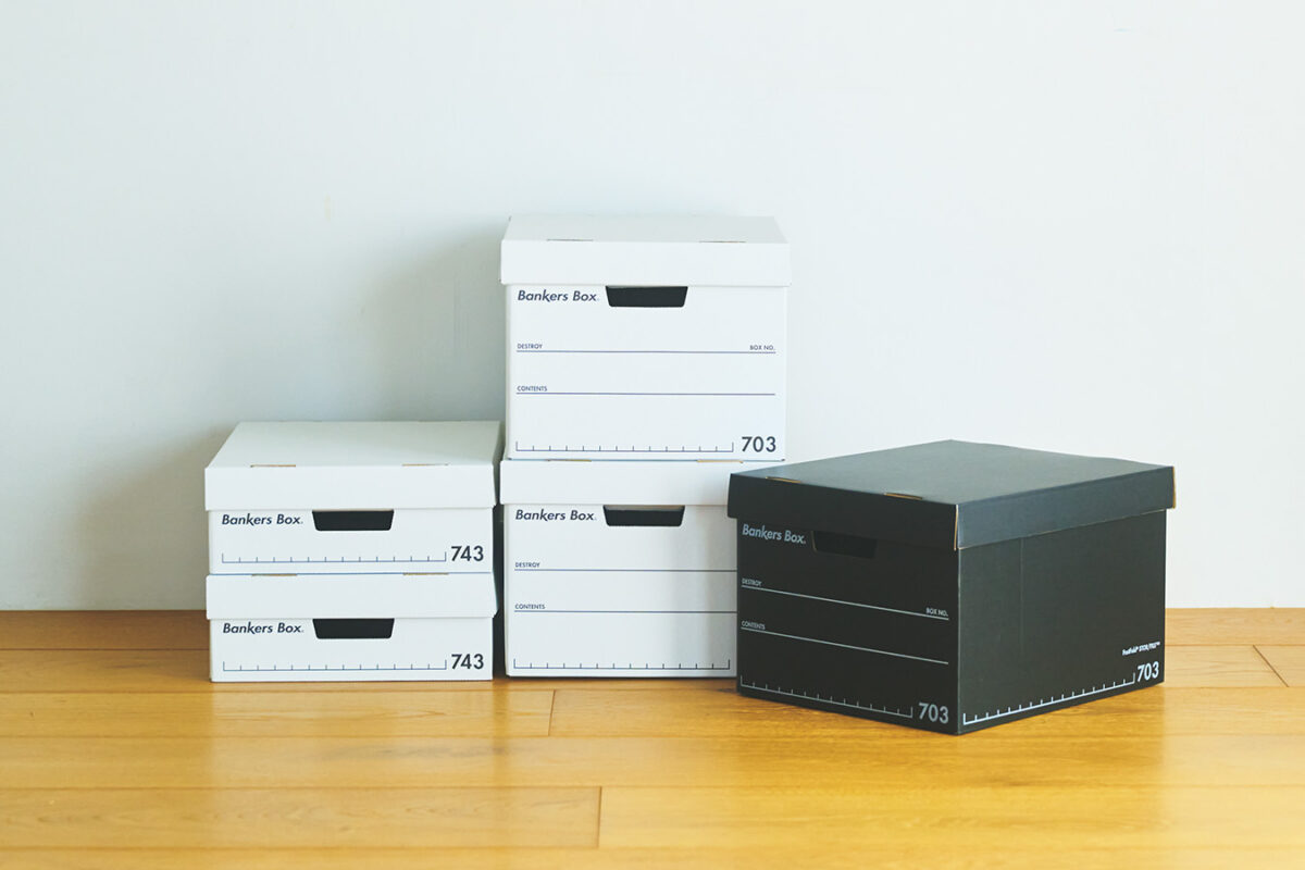 左から: フェローズ バンカーズボックス 743sボックス ブラック(2 枚1パック)¥2,640 約W34.5xD41xH13cm 703s ボックス ブラック(1 枚パック)各¥1,760 フルブラック(1 枚パック)¥1,947 約W34.5xD41xH26.5cm