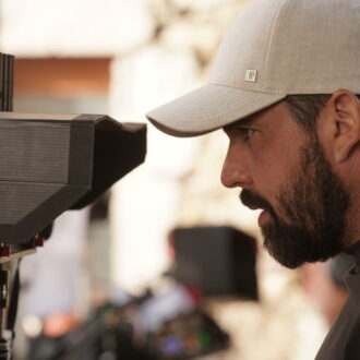 アルテュス監督。『サムシング・エクストラ！ やさしい泥棒のゆかいな逃避行』© 2024 CINE NOMINE - M6 FILMS - AUVERGNE-RHÔNE-ALPES CINEMA – SAME PLAYER - KABO FILMS - ECHO STUDIO - BNP PARIBAS PICTURES - IMPACT FILM