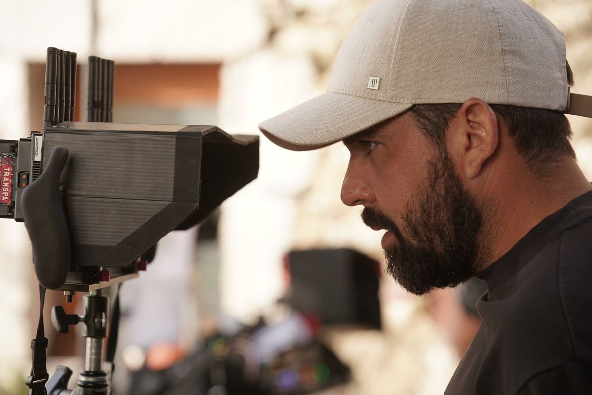 アルテュス監督。『サムシング・エクストラ！ やさしい泥棒のゆかいな逃避行』© 2024 CINE NOMINE - M6 FILMS - AUVERGNE-RHÔNE-ALPES CINEMA – SAME PLAYER - KABO FILMS - ECHO STUDIO - BNP PARIBAS PICTURES - IMPACT FILM