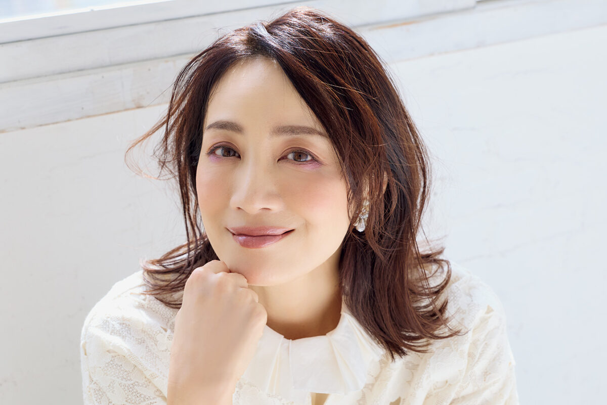 カーディガン¥29,700 /アデュー トリステス、ブラウス¥19,800/コンジェ ペイエ アデュートリステス、イヤリング¥12,420/アビステ