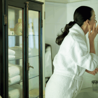 身支度の間はバスローブのままで過ごします。愛用しているのは肌触りのよい「カシウェア」