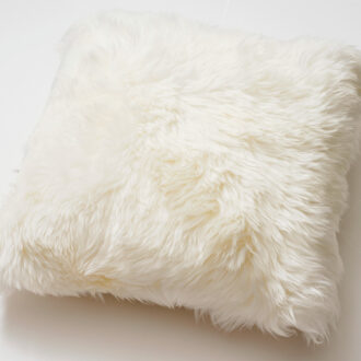 ムートンクッション¥17,600／ボーロン（ロンハーマン）