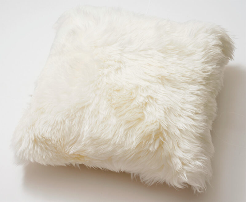 ムートンクッション¥17,600／ボーロン（ロンハーマン）